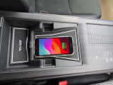 ◆ワイヤレス充電器◆スマートフォンのワイヤレス充電器をセンターアームレスト内に装備!スマートフォンを置くだけで、USBコードを接続することなく手軽に充電を行えます。