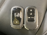 スマートキーを装備しています。鍵を差し込むことなくドアロックの開け閉めと、スタートボタン操作でのエンジンスタートができます。ボタン操作でトランクが開けられる電動テールゲートのボタンもついています。