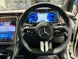 D型ハンドルを採用。持ちやすく、膝座上にスペースが出来、運転しやすい設計でございます。