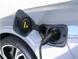 専用コードを接続するだけで簡単に充電が行えます。プラグインハイブリッドモデルRecharge PHEV T6 AWDは、走行中の充電のほか、自宅などに設置された充電機器からの充電が可能です。