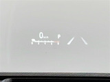 【ヘッドアップディスプレイ(HUD)】フロントウインドウガラスに走行情報を投影します。運転中の目線と重なるように表示されるので、少ない視線移動で速度が確認できるので、 ドライビングに集中できます!