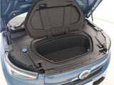 ボルボ初のピュアEVモデル「C40 Recharge」にはエンジンルームがないため、荷物を収納することができます。スリムなルーフラインからは想像もできないほどの積載能力を秘めています。