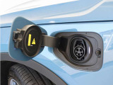 コンセントタイプ(3kW)やウォールボックスタイプ(6kW)の充電器を用いて、ご自宅で簡単充電。一般的な家庭用の200V交流充電ケーブルでは、約8時間で80%まで充電!1時間あたり7~14kmを走行できる電力を充電できます。