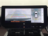 【パノラミックビューモニター】クルマを真上から見下ろした視点で駐車をサポートします!クルマの斜め後ろや真横など、いち早く障害物に気が付くことができます。