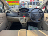 インパネ全体の雰囲気になります。当社のお車は心地よくお車に乗って頂くためにオイル交換を行ってからご納車させて頂いております。バッテリー電力の点検を実施し、必要な場合は交換をしてからご納車致します。