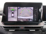 【アラウンドビューモニター】まるで車を空から見たような映像が映るので車両周辺の安全確認も一目でできます!小さなお子様や障害物も確認できるので、運転のし易さだけではなく事故防止にも役立ちます♪
