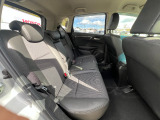 2列目にご乗車の方もゆったり足が組める驚きの広さです。