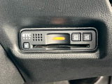 有料道路をキャッシュレスで通行できるETC車載器付きです。運転席足元に設置されています。ETCセットアップ費用は含まれておりません。別途必要となります。