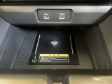 センターコンソールにはワイヤレス充電器を装備してます。Qi(チー)規格対応のスマートフォンなどを置くだけでワイヤレスで充電可能です。またスマートフォンの充電可能なUSB端子なども別途装備しています。