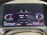 加速時はタコメーターのようにエンジン回転数と連動した動きを、減速時はバッテリーへの回生状況をわかりやすく表現する専用パワーメーターを採用。ユーザーの好みに応じて、メータースタイルの設定も可能です。