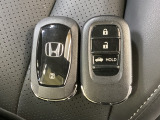 スマートキーを装備しています。鍵を差し込むことなくドアロックの開け閉めと、スタートボタン操作でのエンジンスタートができます。ボタン操作でトランクが開けられるトランクオープナーもついています。