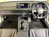 車内は光触媒抗菌消臭施工済です。スタイリッシュなデザインでスポーティなインパネ周りを演出します。グローブボックスやカップホルダーのほかにトレーなどたくさんの収納スペースが付いています。