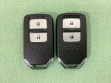 スマートキーを装備しています。鍵を差し込むことなくドアロックの開け閉めと、スタートボタン操作でのエンジンスタートができます。スペアキーも同じものを用意しております。