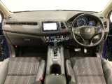 車内は光触媒抗菌消臭施工済です。スタイリッシュなデザインでスポーティなインパネ周りを演出します。グローブボックスやカップホルダーのほかにトレーなどたくさんの収納スペースが付いています。