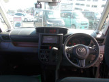 大きなフロントガラスで視界を確保し、視点も高いので運転しやすく安心です(^^)/