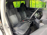 運転席まわりには十分なスペースがあり、大柄な方でもゆったり運転していただける環境です。