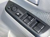 【電動格納ミラー】サイドミラーは電動格納式となっており、狭い駐車場でもキズがつくリスクを抑えられます。