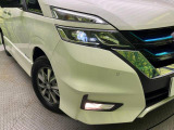 【LEDヘッドライト】悪天候や夜間走行時も良好な視界を確保し安心して運転できる高輝度LEDヘッドライトを装備!点灯速度が早く、消費電力も抑えられています。