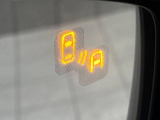 【ブラインドスポットモニタリング】走行中、ドアミラーの死角になりやすい箇所に後続車が接近するとサイドミラー付近に警告を表示、ドライバーに注意喚起をしてくれます。