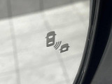 【後方車輛検知】走行中、ドアミラーの死角になりやすい箇所に後続車が接近するとサイドミラー付近に警告を表示、ドライバーに注意喚起をしてくれます。