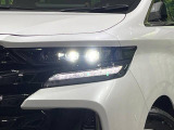 【三眼LEDヘッドライト】スタイリッシュな見た目の三眼LEDヘッドライトを装備♪スタイルだけでなく、夜間の走行も視界良好で安心してお乗りいただけます。