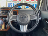 インテリアに合わせたデザインのステアリングは、運転される方のことも考え、運転しやすい形状、大きさです。是非一度、実際に触ってお確かめください。