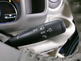 車外の明るさに応じて、自動的にライトの点灯・消灯を行います。