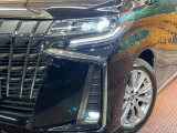 【LEDヘッドライト】悪天候や夜間走行時も良好な視界を確保し安心して運転できる高輝度LEDヘッドライトを装備!点灯速度が早く、消費電力も抑えられています。