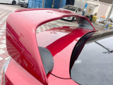 【大型リヤスポイラー】スポーツカーらしさがグッと引き立つ大型リヤスポイラーを装着♪高速走行時のスタビリティ(走行安定性)向上に役立ちます。