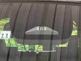 【プリクラッシュセーフティ】前方の車両等を検知し、衝突しそうな時は警報で注意を促し、ブレーキを踏む力をサポート。ブレーキを踏めなかった場合は衝突被害軽減ブレーキが作動、衝突回避をサポートします。