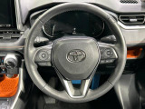 インテリアに合わせたデザインのステアリングは、運転される方のことも考え、運転しやすい形状、大きさです。是非一度、実際に触ってお確かめください。
