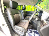 運転席まわりには十分なスペースがあり、大柄な方でもゆったり運転していただける環境です。