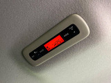 【リアオートエアコン】広い後部座席には必須の機能!風量や温度を自動で調整し前席と同様な車内環境にしてくれるリアオートエアコンを装備。夏の暑さも冬の寒さもストレスなく快適にお過ごしいただけます♪