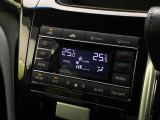 【左右独立型フルオートエアコン】運転席と助手席でそれぞれお好みの温度に設定可能。同乗者にも配慮した、快適な空調をお届け致します。