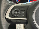 ナビゲーションやオーディオなどの操作がハンドルの手元でできるステアリングスイッチが付いてます