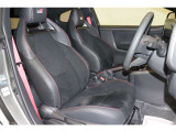 【運転席】ブラックを基調としたインテリアにブラックのハーフレザーシート(合皮/ファブリック※メーカー基準)。シートリフターで座面の高さを調整可能です。シートヒーター・フロアマット付です。