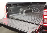 【特別仕様車】照明付きデッキバー、ベッドライナー、テールゲートリフトアシストなど専用装備を数々採用