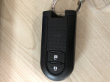 携帯するだけでドア等の施錠・開錠・エンジン始動が可能なスマートキーシステムを装備しております。便利尚のシステムは一度使うと手放せません。セキュリティ面でも安心です。