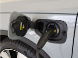 急速充電器は、商業施設など外出先の公共の充電ステーションでご利用いただけます。CHAdeMOに対応し、短時間で急速充電!150kWの急速充電器を使用した場合、充電率10%から80%まで、約32分で充電できます。