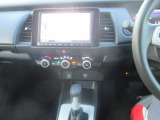 CVT車のセレクトレバーです。低速から高速まで、変速ショックのないスムーズな走りを実現するとともに、エンジン効率のよい領域を維持することで燃費にも貢献します