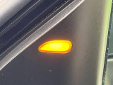 【後方車輛検知】走行中、ドアミラーの死角になりやすい箇所に後続車が接近するとサイドミラー付近に警告を表示、ドライバーに注意喚起をしてくれます。