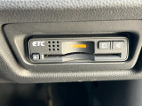 有料道路をキャッシュレスで通行できるETC車載器付きです。運転席足元に設置されています。ETCセットアップ費用は含まれておりません。別途必要となります。