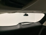 後方にもドライブレコーダーのカメラが付いています。前後両方でお車の周りを監視・記録いたします。