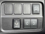 両側電動スライドドアです☆お買い物や、レジャーの際にも両手が荷物でふさがること結構ありますよね。。(・・;)そんな際にも幅も取らず、開けやすく便利ですよ♪♪強風の日のドアを開ける際の心配もいりませんね!