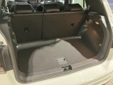 広くて使いやすいスクエアな形状!分割可倒式のリヤシートを倒せば、長い荷物も積み込めます☆