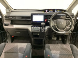 車内は光触媒抗菌消臭施工済です。インパネ周りはスタイリッシュなデザインで機能や装備も充実しています。グローブボックスやカップホルダーのほかにトレーなどたくさんの収納スペースが付いています。