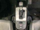 CVT車のセレクトレバーです。低速から高速まで、変速ショックのないスムーズな走りと、エンジン効率のよい領域を維持して燃費にも貢献します。サイドブレーキはスイッチ操作の電子制御パーキングブレーキです。