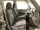 女性でも運転がしやすいように、シートの高さ調整機能(シートリフター)がついています。広い足元にゆったり座れるシートには肘掛も装備しており長距離の運転でも疲れにくいシートです。