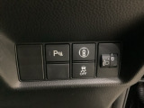 ハンドルの右側にはヘットライトレベライザーとHondaセンシング用のメインスイッチがついています。ヘッドライトレベライザーは道路状況や積荷の加重に応じてライトの高さを調節できます。