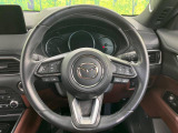 インテリアに合わせたデザインのステアリングは、運転される方のことも考え、運転しやすい形状、大きさです。是非一度、実際に触ってお確かめください。